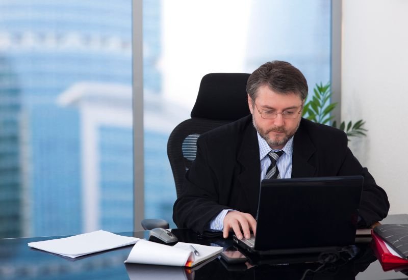 Encuentra la silla gerencial que fusione prestigio, ergonomía y máxima productividad.